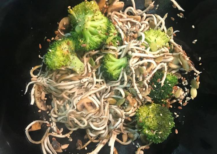 Ensalada templada de gulas, champiñones y brócoli