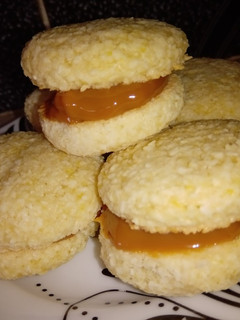 Una foto de Alfajores de Coco y Dulce de Leche