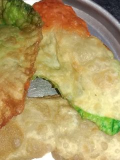 रंगीत ओल्या नारळाची करंजी (karanji recipe in marathi) रेसिपी चे मुख्य फोटो 