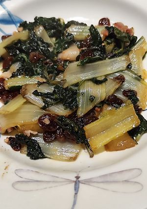 Una foto de Revuelto de acelgas con pasas, bacon, miel y al vino