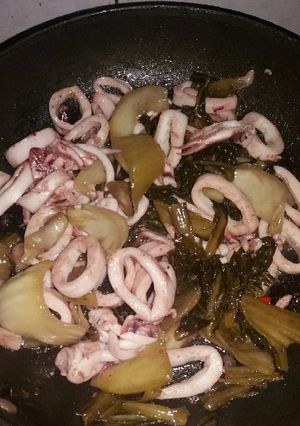 Hình của món Mực xào dưa cải chua.