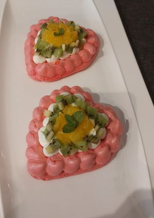 Une photo de Pavlova d'amour 💕 aux fruits de saison