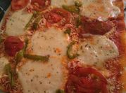 Una foto de pizza mozzarella fresca tomate
