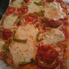 Una foto de Pizza de mozzarella fresca, tomate (masa para 2 ó 3 pizzas)