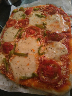 Una foto de Pizza de mozzarella fresca, tomate (masa para 2 ó 3 pizzas)
