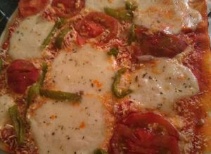 Foto principal de Pizza de mozzarella fresca, tomate (masa para 2 ó 3 pizzas)