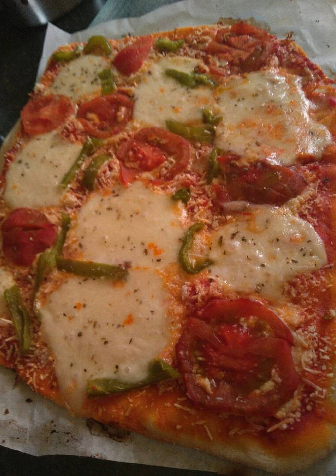 Una foto de Pizza de mozzarella fresca, tomate (masa para 2 ó 3 pizzas)