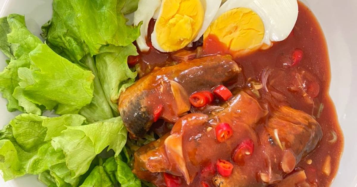 Spicy canned mackerel in tomato sauce on green noodles Recipe by Jeerapa K. Cookpad