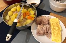 Dinner: Thịt luộc. Trứng rán. Canh cà rốt, khoai tây, thịt băm