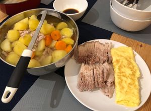 Hình của món Dinner: Thịt luộc. Trứng rán. Canh cà rốt, khoai tây, thịt băm.