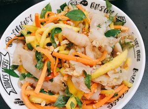 Hình của món Chân gà nộm xoài.