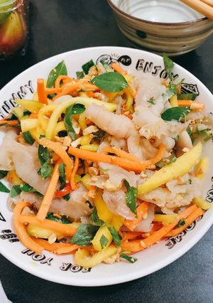 Hình của món Chân gà nộm xoài.