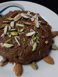 A picture of Khajoor ka halwa.