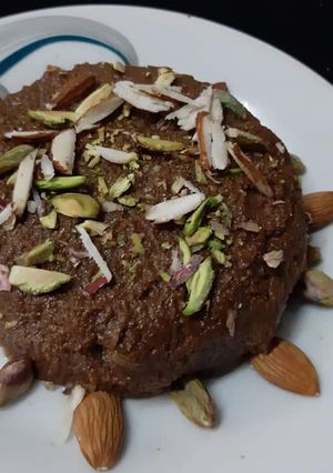 A picture of Khajoor ka halwa.