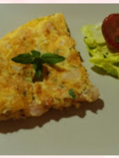 Una foto de Tapa de tortilla de gambas al ajillo con camarones