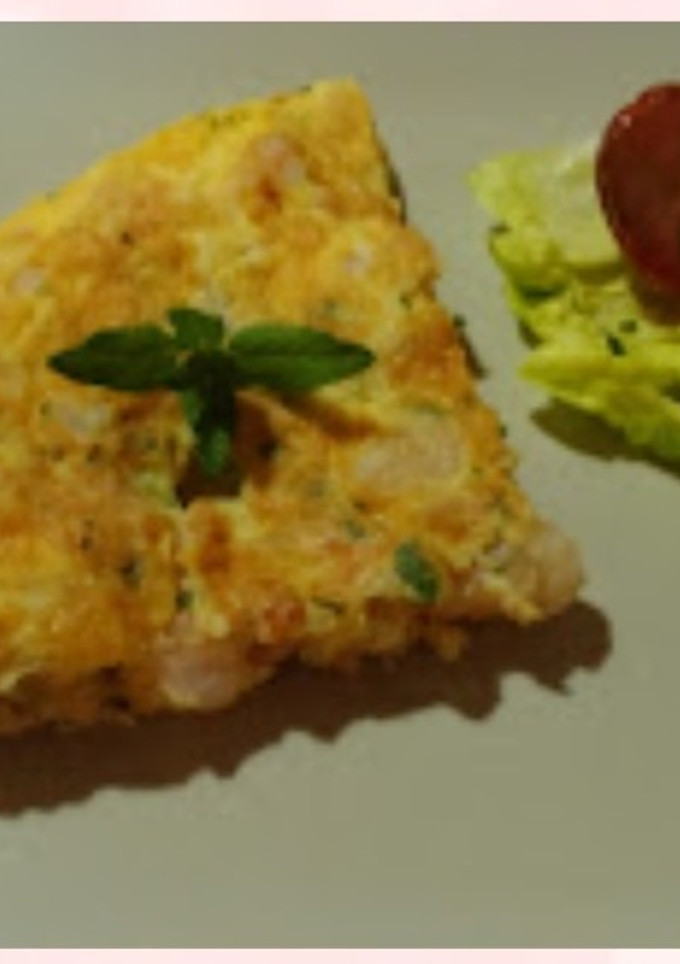 Una foto de Tapa de tortilla de gambas al ajillo con camarones