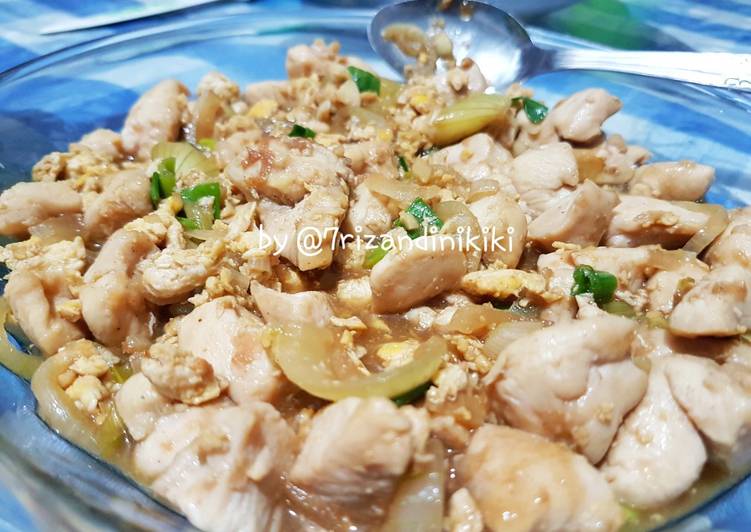 Nasi telur siram ayam