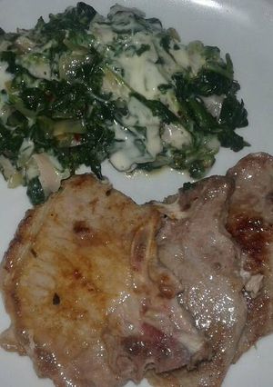 Una foto de Costeletas con espinacas salteadas