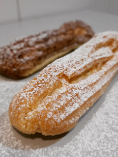 Una foto de Eclair con craquelin (y sin) rellenos de crema pastelera