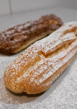 Una foto de Eclair con craquelin (y sin) rellenos de crema pastelera