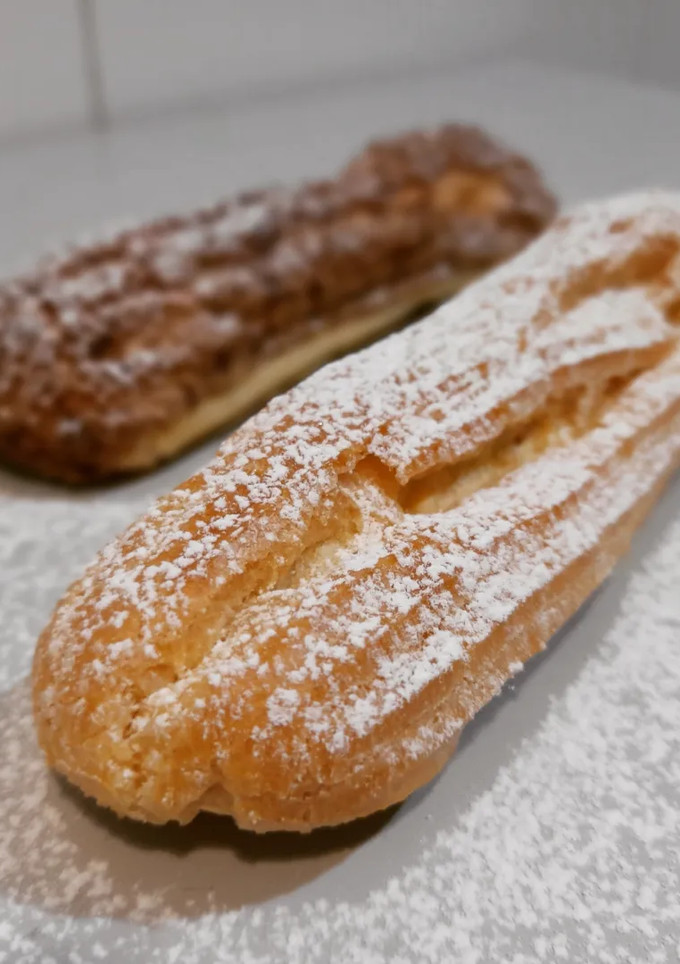 Una foto de Eclair con craquelin (y sin) rellenos de crema pastelera