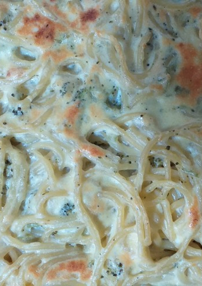 Una foto de Tallarines con salsa blanca y brócoli