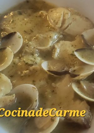 Una foto de Tintorera con almejas en salsa