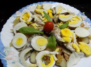 Una foto de Ensalada española de papines, sardinas y ajíes en vinagre