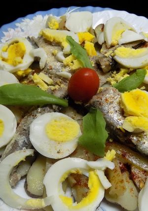 Una foto de Ensalada española de papines, sardinas y ajíes en vinagre