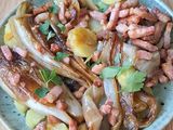 SALADE D'ENDIVES BRAISÉES, POMMES DE TERRE ET LARDONS CROUSTILLANTS