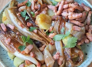 Une photo de SALADE D'ENDIVES BRAISÉES, POMMES DE TERRE ET LARDONS CROUSTILLANTS