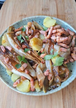 Une photo de SALADE D'ENDIVES BRAISÉES, POMMES DE TERRE ET LARDONS CROUSTILLANTS