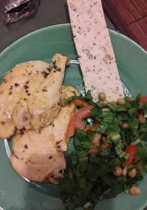 Una foto de Pollo multisabor con ensalada 💜