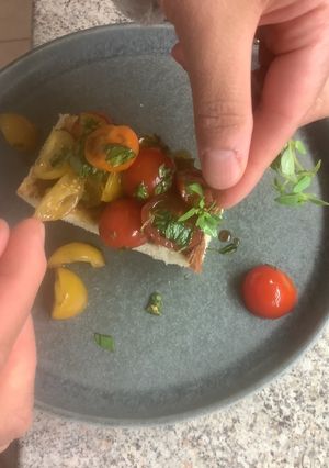 Une photo de 🥗Salade estivale 🍅tomates cerises 🍒 basilic 🌿