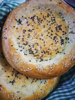 A picture of Afghani naan/ bread.