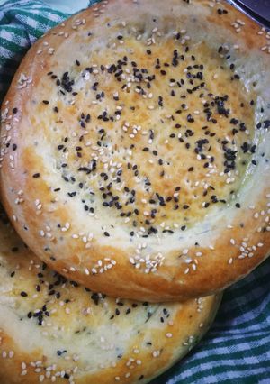 A picture of Afghani naan/ bread.