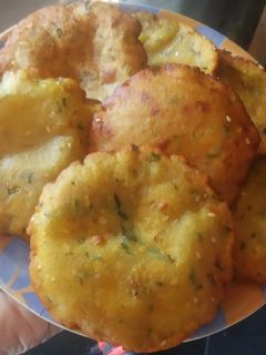 तिखट बटाटा पुरी (tikhat batata puri recipe in marathi) रेसिपी चे मुख्य फोटो