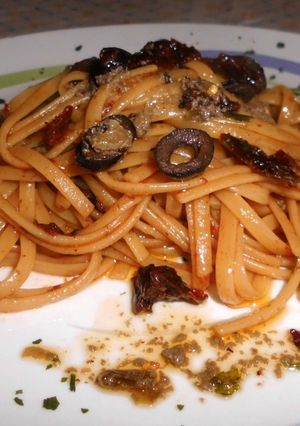 Foto di Linguine con Pomodori Secchi, Capperi, Olive Nere e Colata di Acciuga