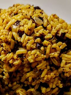 Una foto de ARROZ,🍛Coca-Cola y Uvas Pasas...!😛