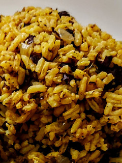 Una foto de ARROZ,🍛Coca-Cola y Uvas Pasas...!😛