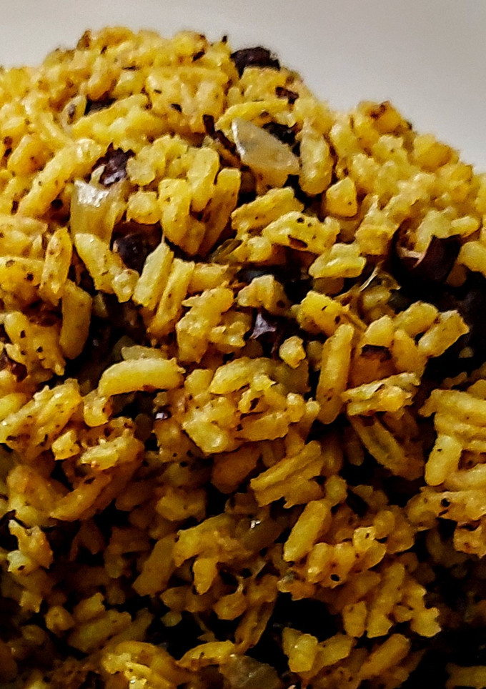 Una foto de ARROZ,🍛Coca-Cola y Uvas Pasas...!😛