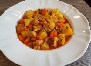 O poză a rețetei Tocăniță ardelenească de porc cu cartofi.
