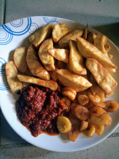 Soyayyen dankalin hausa da Miya da plantain ainihin hoton girkin