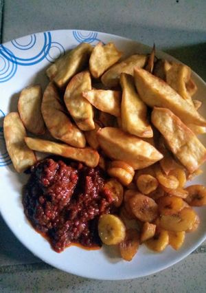 Soyayyen dankalin hausa da Miya da plantain ainihin hoton girkin