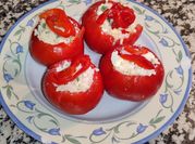 Una foto de tomates rellenos de arroz en frío