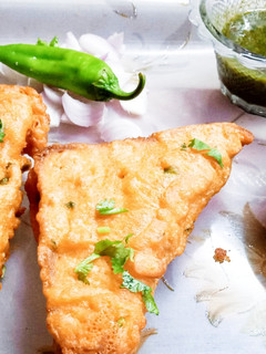 क्रिस्पी ब्रेड पकौड़ा (crispy bread pakoda recipe in Hindi) रेसिपी मुख्य फोटो