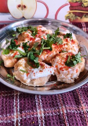 A picture of Dahi vada.