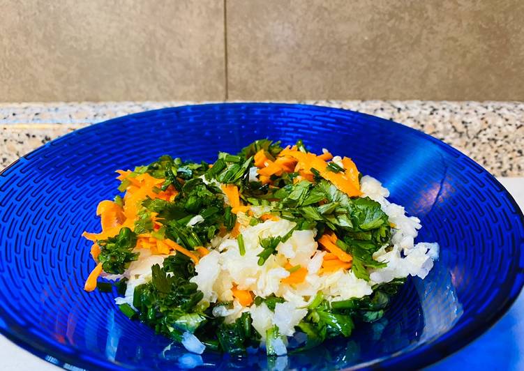 Ensalada de repollo, zanahoria y verdes