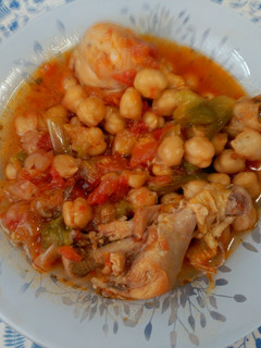 Una foto de Pollo con garbanzos y chorizo