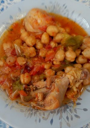 Una foto de Pollo con garbanzos y chorizo